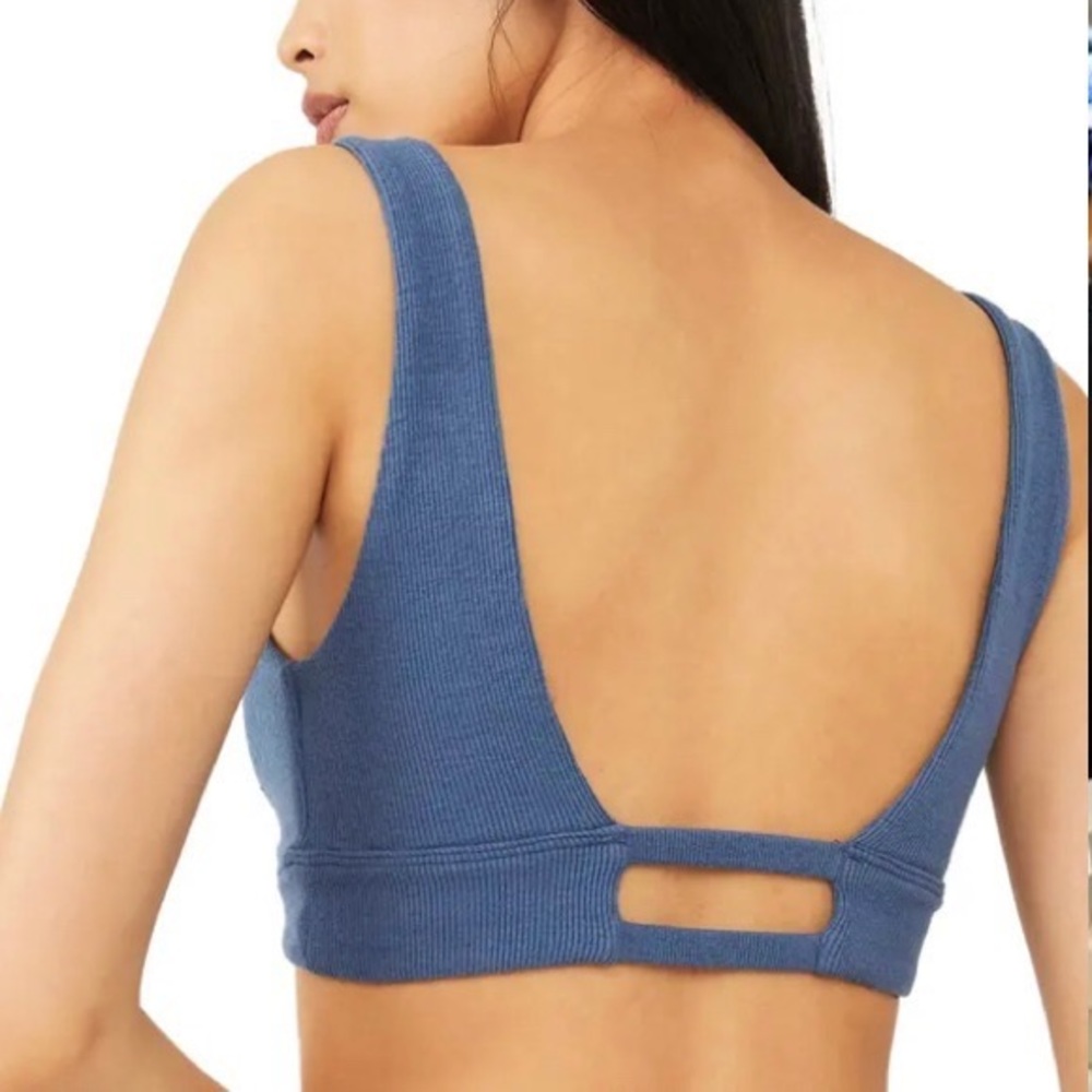 NWT (XS) Revolve FREE PEOPLE
Issa Lifestyle Bralette Blue